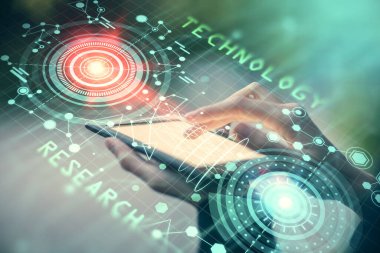 Teknolojiye çifte maruz kalma, hologram çizimi ve cep telefonu kullanan bir kadın. Ai kavramı