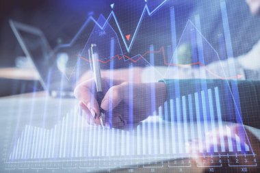 Ön x çizelgesinin arka plan notları alan insanların üzerini çizerken çift pozlama. Mali analiz kavramı