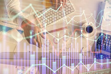 Erkeklerin ellerinin bilgisayar klavyesini ve forx grafik hologramını yazarken çoklu pozlama. Üst Manzara. Finans piyasası kavramı.