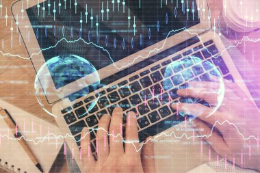 Erkeklerin ellerinin bilgisayar klavyesini ve ön grafik hologram çizimlerini yazarken çifte pozlama. Üst Manzara. Finans piyasası kavramı.