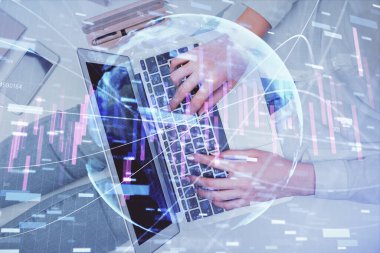 Bilgisayar ve ön grafik hologram çizimi üzerinde çalışan kadın elleri çift pozlama. Üst Manzara. Mali analiz kavramı.