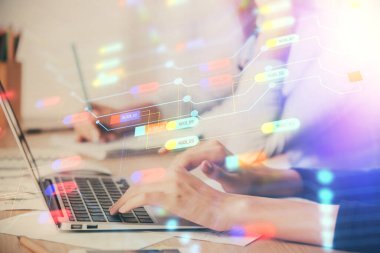 Bilgisayar ve veri temalı hologram çizimlerinde çalışan kadın elleri çift pozlama. Teknoloji kavramı.