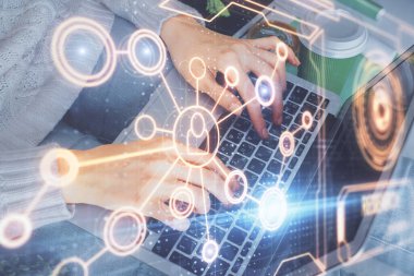 Kadın elinin bilgisayar ve sosyal ağ temalı hologram çizimlerinde çifte pozlama. Halk medyası kavramı.