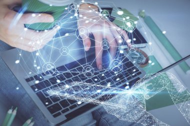 Kadın elinin bilgisayar ve sosyal ağ temalı hologram çizimlerinde çifte pozlama. Halk medyası kavramı.