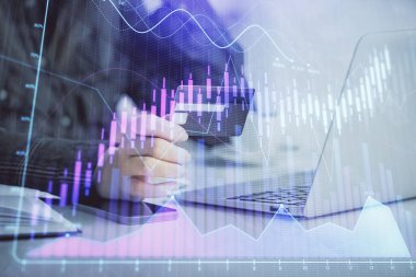 İnternetten alışveriş yapan kadının elinde kredi kartı ve mali grafik çizimi var. Borsa E-ticaret kavramı.