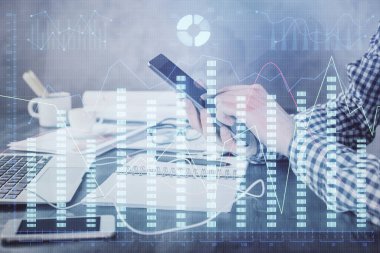 Erkeklerin el ele tutuşup dijital bir cihaz ve ön grafik çizimi kullanırken çift pozlama. Finansal piyasa kavramı.