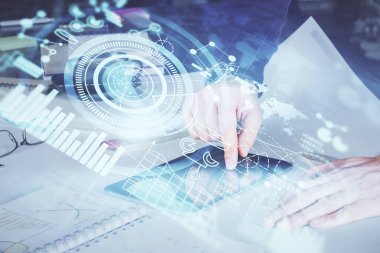 Erkeklerin el ele tutuşup telefon kullanırken ve uluslararası iş teması çizerken çift pozlama.