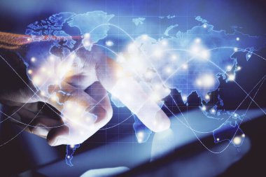 Erkeklerin el ele tutuşup telefon kullanırken ve uluslararası iş teması çizerken çift pozlama.