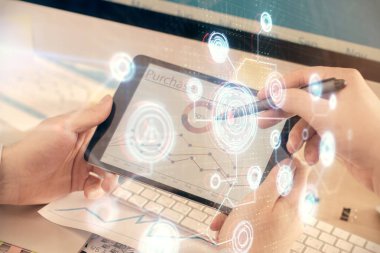 Dijital bir cihaz ve veri temalı çizim kullanarak erkeklerin el ele tutuşması. Yenilik kavramı.