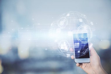 Sosyal ağda çifte pozlama hologram ve cep telefonu kullanan bir kadın..