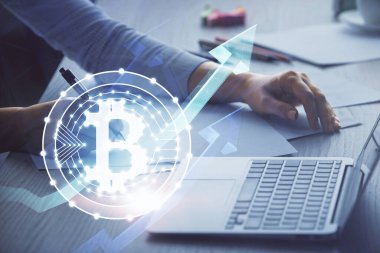 Bilgisayarda ve kripto piyasa temalı hologram çizimlerinde kadın elinin çifte pozu. Engelleme zinciri kavramı.