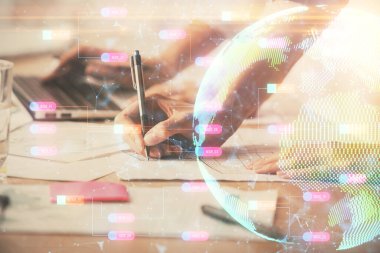 Bilgisayar ve dünya haritası çizimleri üzerinde çalışan kadın elleri çift pozlama. Uluslararası teknoloji sektörü konsepti.