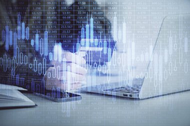 İnternetten alışveriş yapan kadının elinde kredi kartı ve mali grafik çizimi var. Borsa E-ticaret kavramı.