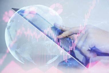 Erkeklerin el ele tutuşup telefon kullanırken ve uluslararası iş teması çizerken çift pozlama.