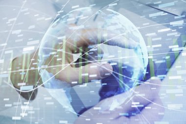 Erkeklerin el ele tutuşup telefon kullanırken ve uluslararası iş teması çizerken çift pozlama.