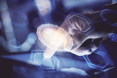 Erkeklerin el ele tutuşmalarının ve telefon ve kripto para birimi engelleme teması çiziminin iki kez görüntülenmesi.