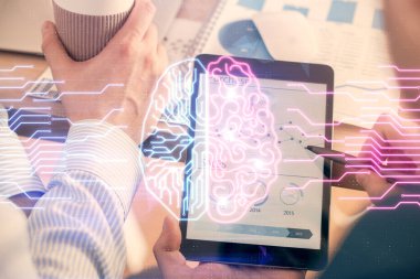 Erkeklerin el ele tutuşup dijital bir cihaz ve beyin hologramı çizimleri kullanırken çift pozlama. Veri kavramı.