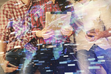 Veri temalı hologram çizimine çifte maruz kalma ve birlikte çalışan erkek ve kadın mobil bir cihaz kullanıyor..