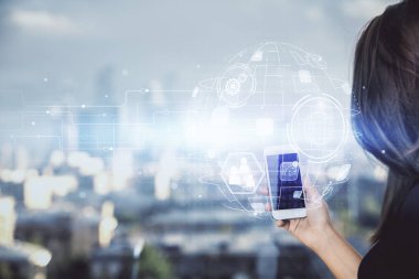 Sosyal ağda çifte pozlama hologram ve cep telefonu kullanan bir kadın..