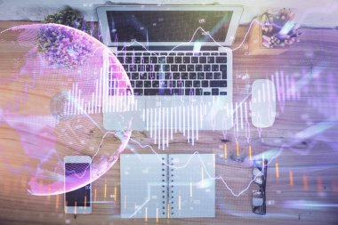 Bilgisayarla birlikte çok sayıda finansal şema çizimi. Araştırma kavramı. Üst görünüm.