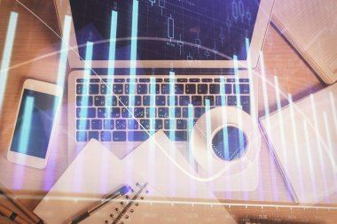 Borsa tablosu ve masa arkasındaki en iyi görüntü bilgisayarı. Çifte maruziyet. Mali analiz kavramı.