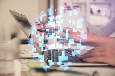 Bilgisayar ve veri temalı hologram çizimleri üzerinde çalışan kadın ellerine çok fazla maruz kalma. Teknoloji kavramı.