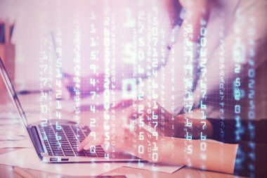 Bilgisayar ve veri temalı hologram çizimlerinde çalışan kadın elleri çift pozlama. Teknoloji kavramı.