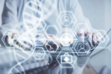 Bilgisayarda yazı yazan ve DNA hologramı çizen bir kadının ellerine iki kez maruz kalmış. Tıp eğitimi kavramı.