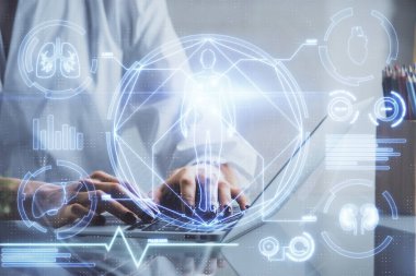 Bilgisayarda yazı yazan kadın elleri ve genel temalı hologram çizimleri. Eğitim kavramı.