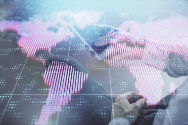 Erkeklerin el ele tutuşup telefon kullanırken ve uluslararası iş teması çizerken çift pozlama.