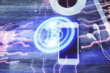 Telefonlu masanın üzerinde iki kat daha fazla engelleme temalı hologram görüntüsü var. Üst Manzara. Kripto teknolojisi kavramı.