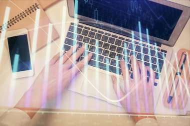 Bilgisayar ve ön grafik hologram çizimi üzerinde çalışan kadın elleri çift pozlama. Üst Manzara. Mali analiz kavramı.