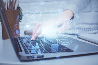 Kadın elinin bilgisayar ve sosyal ağ temalı hologram çizimlerinde çifte pozlama. Halk medyası kavramı.