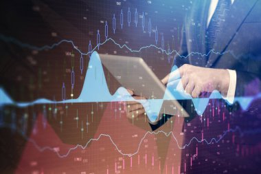 Erkeklerin el ele tutuşup dijital bir cihaz ve ön grafik çizimi kullanırken çift pozlama. Finansal piyasa kavramı.