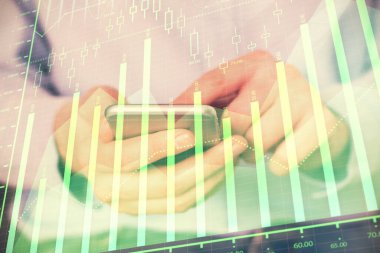 Erkeklerin el ele tutuşup dijital bir cihaz ve ön grafik çizimi kullanırken çift pozlama. Finansal piyasa kavramı.