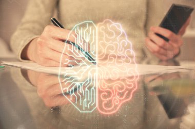 Beyin çizimine çift pozlama ve cep telefonu kullanan kadın hologramı..