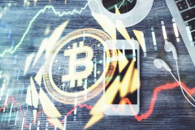 Telefonlu masanın üzerinde iki kat daha fazla engelleme temalı hologram görüntüsü var. Üst Manzara. Kripto teknolojisi kavramı.