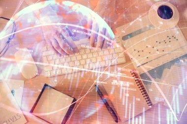 Erkeklerin ellerinin bilgisayar klavyesini ve forx grafik hologramını yazarken çoklu pozlama. Üst Manzara. Finans piyasası kavramı.