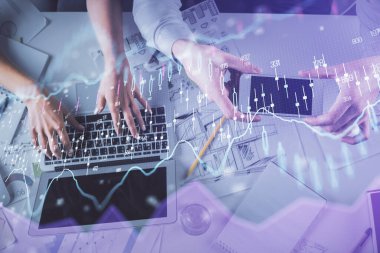 Kadın ve erkeğin birlikte çalıştığı çoklu pozlama ve grafik hologramı çizimi. Finansal analiz konsepti. Bilgisayar arkaplanı. Üst Görünüm.