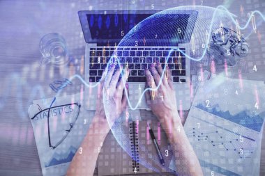 Bilgisayar ve ön grafik hologram çizimi üzerinde çalışan kadın elleri çift pozlama. Üst Manzara. Mali analiz kavramı.