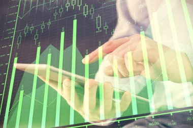 Erkeklerin el ele tutuşup dijital bir cihaz ve ön grafik çizimi kullanırken çift pozlama. Finansal piyasa kavramı.