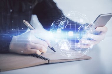 Sosyal ağda çifte pozlama hologram ve cep telefonu kullanan bir kadın..