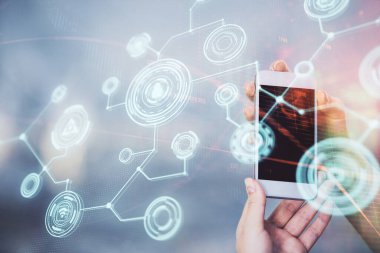 Sosyal ağda çifte pozlama hologram ve cep telefonu kullanan bir kadın..