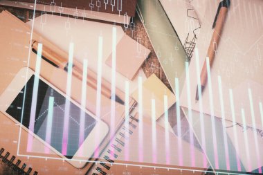 Forx grafik hologramının telefonlu masaüstü üzerinde çoklu pozlandırılması. Üst Manzara. Mobil ticaret platformu kavramı.