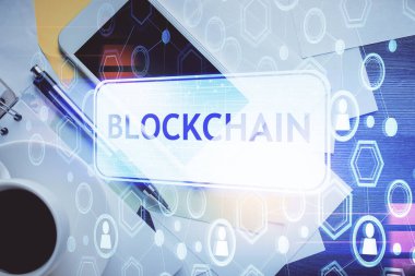 Telefonlu masanın üzerinde iki kat daha fazla engelleme temalı hologram görüntüsü var. Üst Manzara. Kripto teknolojisi kavramı.