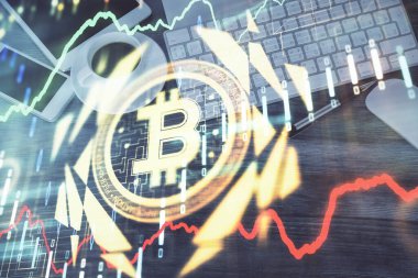 Telefonlu masanın üzerinde iki kat daha fazla engelleme temalı hologram görüntüsü var. Üst Manzara. Kripto teknolojisi kavramı.