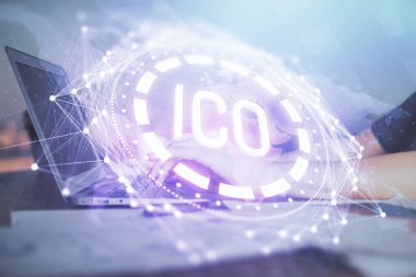 Bilgisayarda ve kripto piyasa temalı hologram çizimlerinde kadın elinin çifte pozu. Engelleme zinciri kavramı.