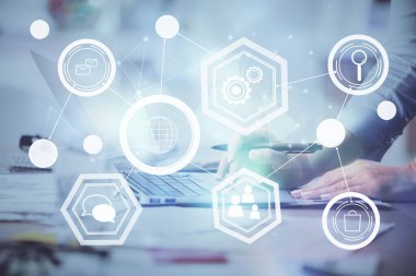 Kadın elinin bilgisayar ve sosyal ağ temalı hologram çizimlerinde çifte pozlama. Halk medyası kavramı.