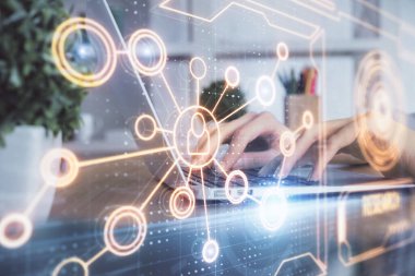 Kadın elinin bilgisayar ve sosyal ağ temalı hologram çizimlerinde çifte pozlama. Halk medyası kavramı.