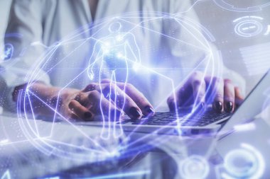 Bilgisayarda yazı yazan kadın elleri ve genel temalı hologram çizimleri. Eğitim kavramı.